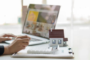 Bani în 24 de ore? Cum funcționează creditul cu garanție imobiliară